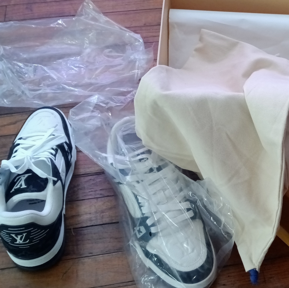 Louis Vuitton Sneakers black and white. Size 9.
